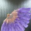 Abanico de plumas de avestruz de 2 capas de madera beige y violeta agua de 30&#39;&#39;x 54&#39;&#39; con bolsa de viaje de cuero.