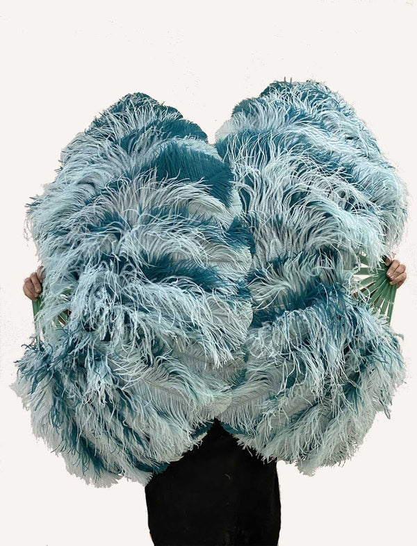 Un par de abanicos de plumas de avestruz verde azulado y menta de doble cara de una sola capa con bolsa de cuero de viaje.