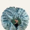 Un par de abanicos de plumas de avestruz de una sola capa de doble cara de menta y verde azulado con bolsa de cuero de viaje.