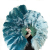 Un par de abanicos de plumas de avestruz verde azulado y menta de doble cara de una sola capa con bolsa de cuero de viaje.