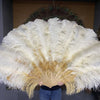 Abanico de plumas de avestruz de 3 capas de mezcla beige y trigo abierto 65 "con bolsa de viaje de cuero.