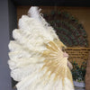 Abanico de plumas de avestruz de 3 capas en color beige y trigo, abierto 65&quot; con bolsa de viaje de cuero.