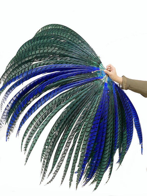 ミックスカラーのグリーンとブルーの巨大な背の高いキジの羽のファン、バーレスクパフォ​​ーマンスフレンド。