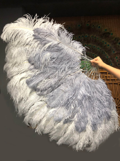 Mezcla de abanico de plumas de avestruz XL gris claro y gris de 2''x 34 '' con bolsa de viaje de cuero.