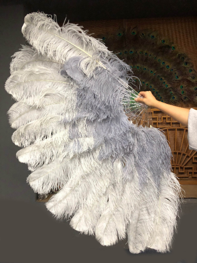 Mezcla de abanico de plumas de avestruz XL gris claro y gris de 2''x 34 '' con bolsa de viaje de cuero.