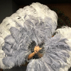 Abanico de plumas de avestruz XL de 2 capas, color gris claro y gris, de 34 x 60 pulgadas con bolsa de viaje de cuero.
