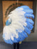Сочетайте белый и голубой XL 2-слойный веер из перьев страуса 34 x 60 дюймов с дорожной кожаной сумкой.
