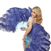 Abanico de plumas de avestruz azul marino de 2 capas de 30&quot;x 54&quot; con bolsa de viaje de cuero.