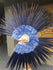 Abanico de plumas de marabú y faisán azul marino de 29 "x 53" con bolsa de viaje de cuero.