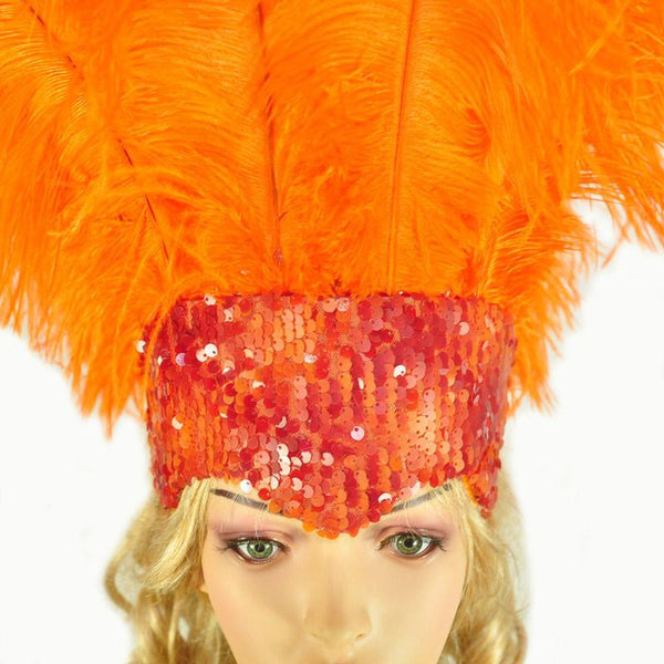 Orangefarbener Showgirl-Kopfschmuck aus Straußenfedern mit offenem Gesicht.