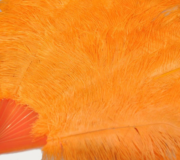 Abanico XL de plumas de avestruz naranja de 2 capas de 34&#39;&#39;x 60&#39;&#39; con bolsa de viaje de cuero.