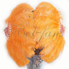 Un par de abanicos de plumas de avestruz de una sola capa de color naranja de 24 &quot;x 41&quot; con bolsa de viaje de cuero.