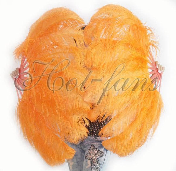 Un par de abanicos de plumas de avestruz de una sola capa de color naranja de 24 &quot;x 41&quot; con bolsa de viaje de cuero.