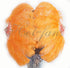 Um par laranja Ventilador de pena de avestruz de camada única 24 "x 41" com bolsa de couro para viagem.
