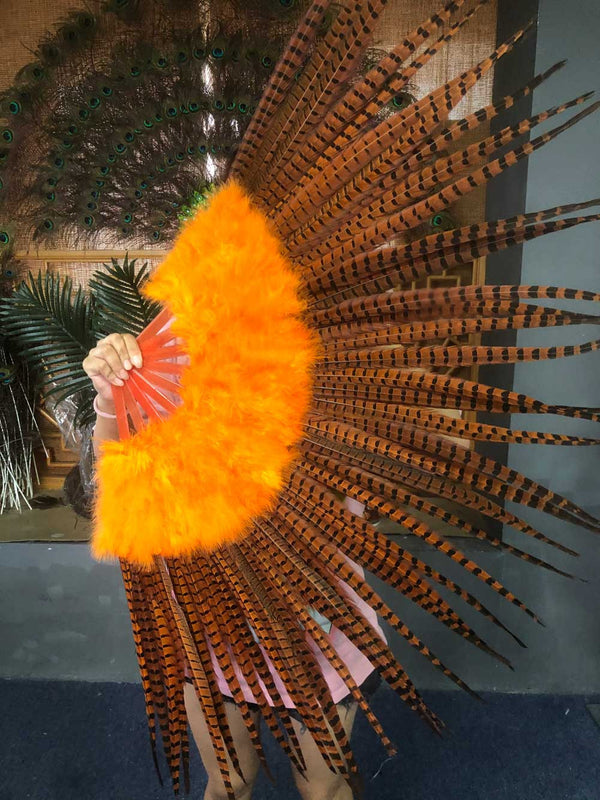 Abanico de plumas de marabú y faisán naranja de 29&quot;x 53&quot; con bolsa de viaje de cuero.