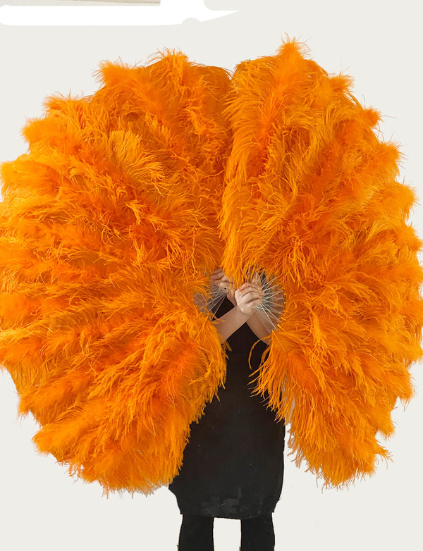 Burlesque 4-lags orange strudsfjerventilator åbnet 67'' med rejselædertaske.