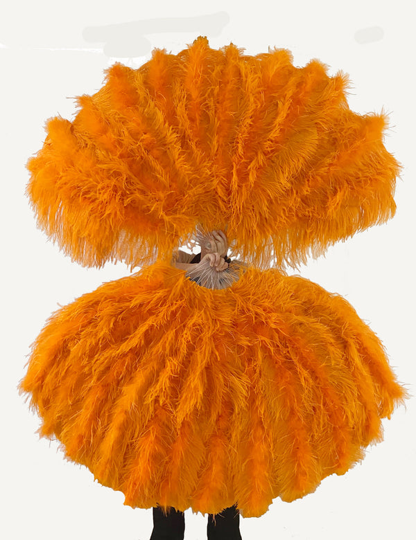 Burlesque 4-lagiger orangefarbener Straußenfederfächer, geöffnet 67'' mit Reiseledertasche.