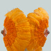 Abanico de plumas de avestruz y marabú naranja de 27&quot;x 53&quot; con bolsa de viaje de cuero.