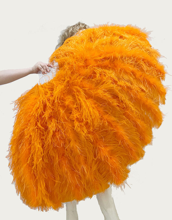 Leque de penas de avestruz laranja burlesco de 4 camadas aberto 67&#39;&#39; com bolsa de couro de viagem.