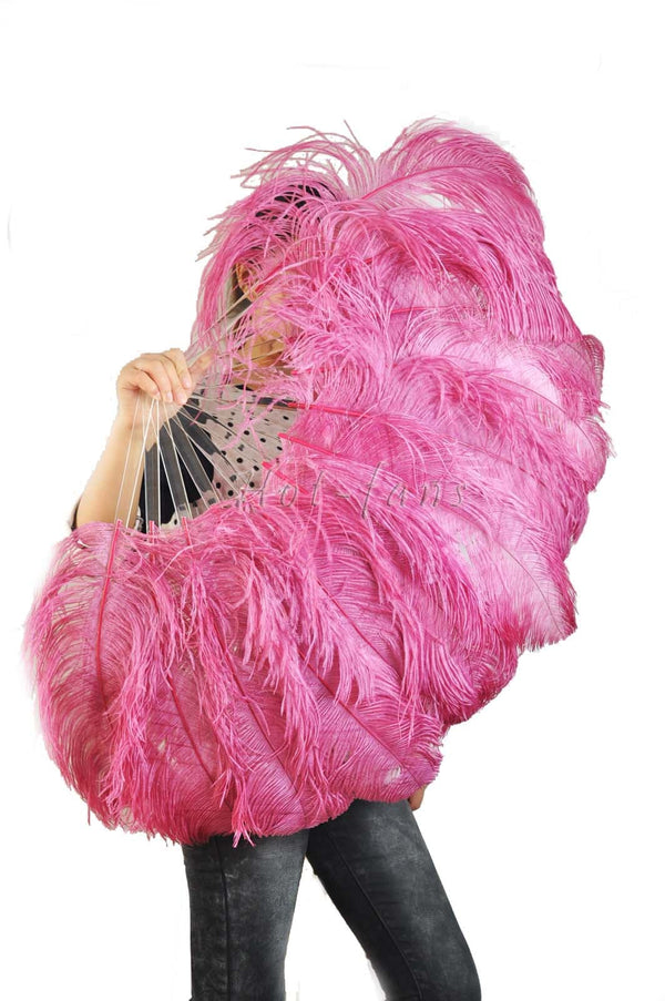 Abanico de plumas de avestruz de una sola capa fucsia con bolsa de viaje de cuero de 25&quot;x 45&quot;.
