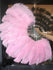 Abanico de plumas de avestruz de una sola capa rosa con apertura total de 180 ° y bolsa de viaje de cuero.
