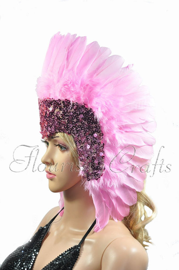Corona de lentejuelas de plumas rosas, tocado de corista bailarina de Las Vegas.