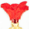 Roter Showgirl-Kopfschmuck aus Straußenfedern mit offenem Gesicht.