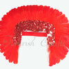 Lentejuelas de plumas rojas coronan el tocado del tocado de bailarina corista de Las Vegas.