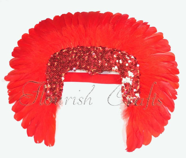 Lentejuelas de plumas rojas coronan el tocado del tocado de bailarina corista de Las Vegas.