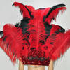 Conjunto de tocado y pieza para la espalda con cara abierta de plumas de avestruz en rojo y negro.
