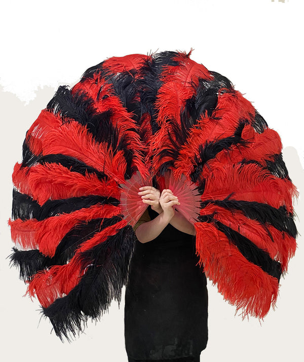Abanico de plumas de avestruz XL de 2 capas rojo y negro mixto de 34&#39;&#39;x 60&#39;&#39; con bolsa de viaje de cuero.