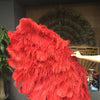 Burlesque 4-lagiger Fächer aus roten Straußenfedern, geöffnet 67 Zoll, mit Reisetasche aus Leder.