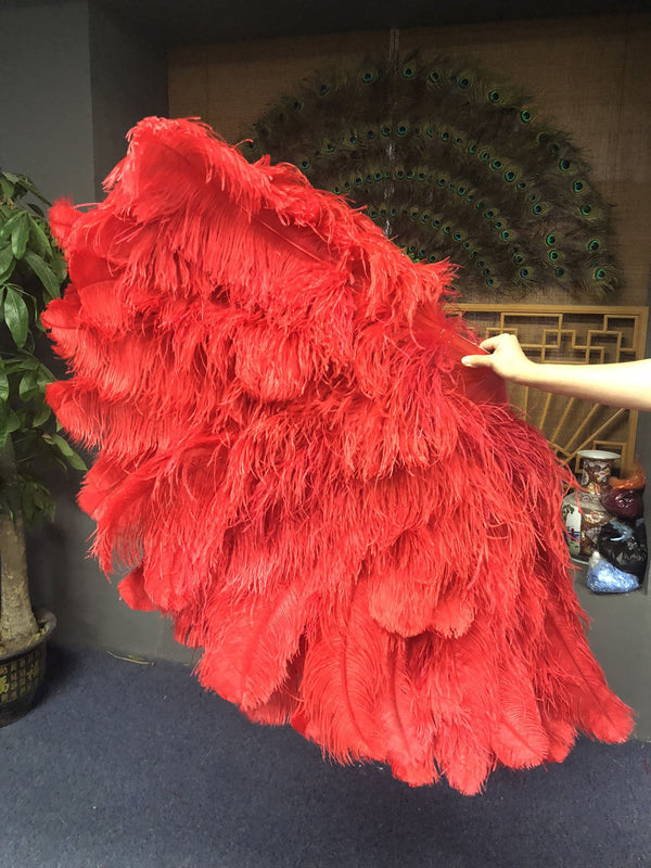 Abanico burlesco de plumas de avestruz rojo de 4 capas abierto 67&#39;&#39; con bolsa de viaje de cuero.