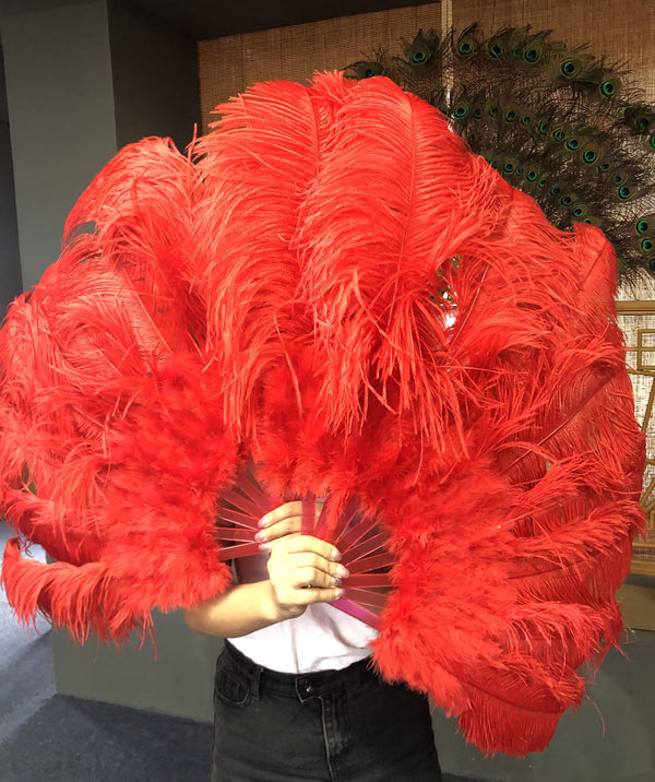 Abanico de plumas de avestruz rojo marabú de 24 "x 43" con bolsa de viaje de cuero.