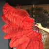 Abanico de plumas de avestruz de marabú rojo de 24&quot;x 43&quot; con bolsa de viaje de cuero.