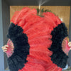 Abanico de plumas de avestruz de marabú negro y rojo de 21&quot;x 38&quot; con bolsa de viaje de cuero.