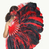 Un par de abanico de plumas de avestruz rojo y negro de una sola capa de doble cara con bolsa de viaje de cuero.