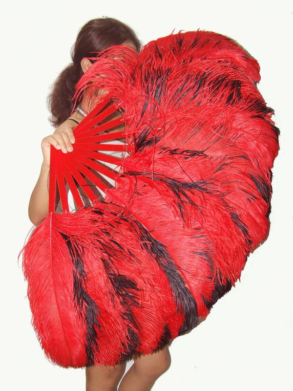 Un par de abanico de plumas de avestruz rojo y negro de una sola capa de doble cara con bolsa de viaje de cuero.