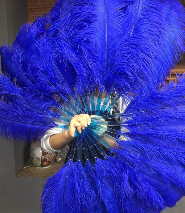 Un par de abanicos de pluma de avestruz de una sola capa azul real de 24 "x 41" con bolsa de viaje de cuero.