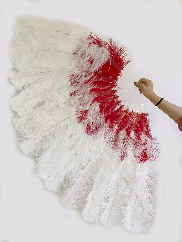 Mezcle un abanico de plumas de avestruz de 2 capas rojo y blanco de 30&#39;&#39;x 54&#39;&#39; con una bolsa de cuero de viaje.