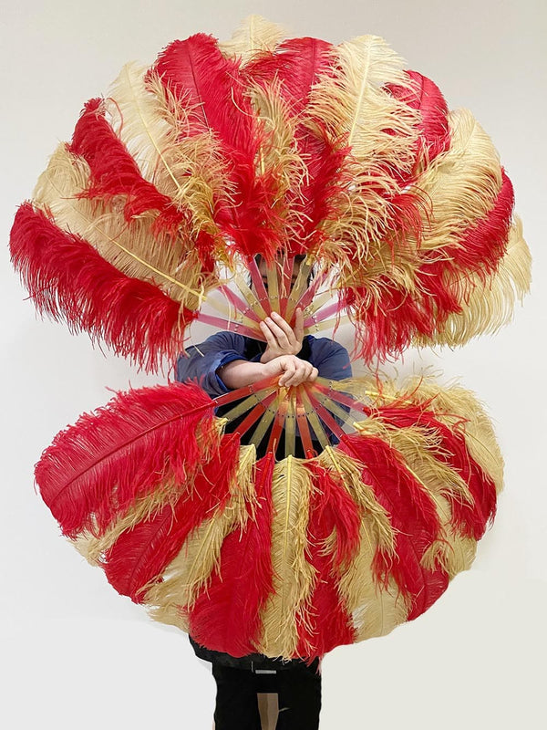 Abanico de plumas de avestruz de una sola capa de color rojo y trigo con bolsa de viaje de cuero de 25&quot;x 45&quot;.