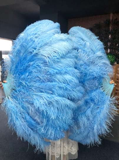 Abanico de plumas de avestruz azul cielo de 2 capas XL de 34&#39;&#39;x 60&#39;&#39; con bolsa de viaje de cuero.