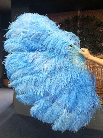 Abanico XL 2 capas de plumas de avestruz azul cielo 34''x 60 '' con bolsa de viaje de cuero.