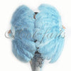 Un par de abanicos de plumas de avestruz de una sola capa azul cielo de 24 &quot;x 41&quot; con bolsa de viaje de cuero.