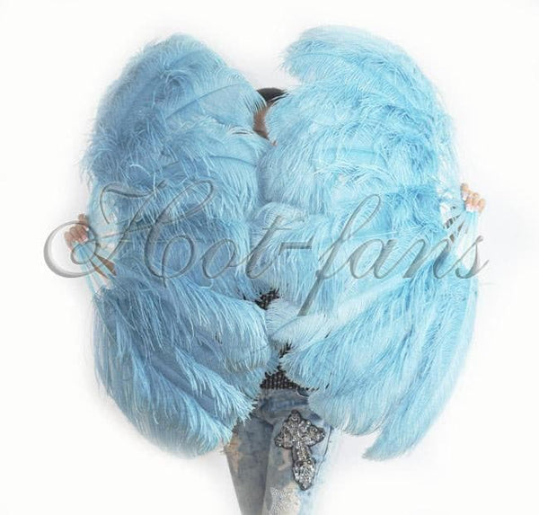 Un par de abanicos de plumas de avestruz de una sola capa azul cielo de 24 &quot;x 41&quot; con bolsa de viaje de cuero.