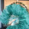 Abanico de plumas de avestruz de una sola capa verde azulado con bolsa de viaje de cuero de 25&quot;x 45&quot;.