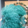 Abanico de plumas de avestruz de una sola capa verde azulado con bolsa de viaje de cuero de 25&quot;x 45&quot;.