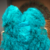 Abanico de plumas de avestruz de doble cara verde azulado con plumas de pavo real abierto 180 grados 25&quot;x 60&quot;.
