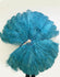 Abanico de plumas de avestruz de 3 capas, color verde azulado, abierto 65&quot; con bolsa de viaje de cuero.