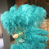 Un par de abanicos de plumas de avestruz de una sola capa de color verde azulado de 24&quot;x 41&quot; con bolsa de viaje de cuero.